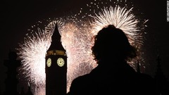 花火で浮かびあがる時計塔「ビッグベン」＝ロンドン