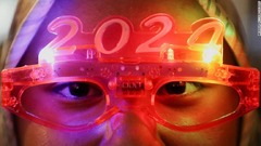 「２０２４年」の眼鏡をかける女性＝マレーシア・クアラルンプール
