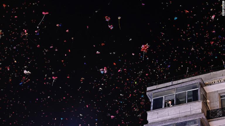 夜空に浮かぶ風船＝中国・武漢市/Getty Images