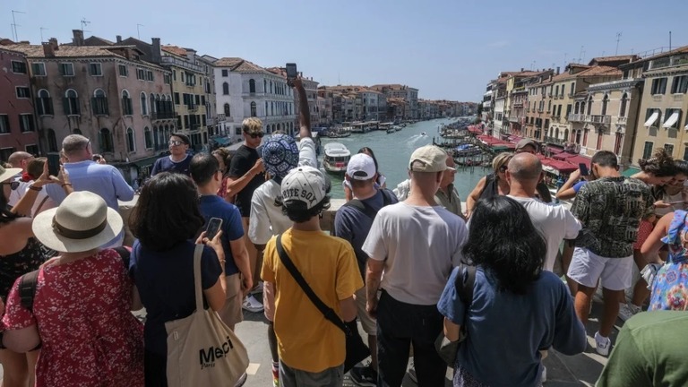 観光名所のリアルト橋に集まった観光客/Stefano Mazzola/Getty Images
