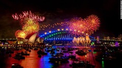 オペラ・ハウスの上空を彩る花火＝オーストラリア・シドニー