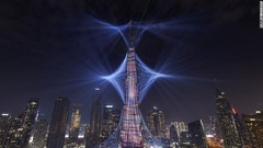 光に彩られる高層ビル「ブルジュ・ハリファ」＝アラブ首長国連邦ドバイ