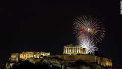 パルテノン神殿の上空に打ちあがる花火＝アテネ