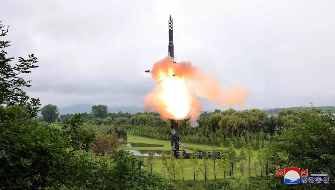 非公開の場所から打ち上げられた北朝鮮の弾道ミサイル=2023年7月/KCNA/Reuters