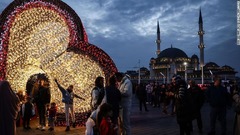 飾りの前で写真を撮る人々＝トルコ・イスタンブール