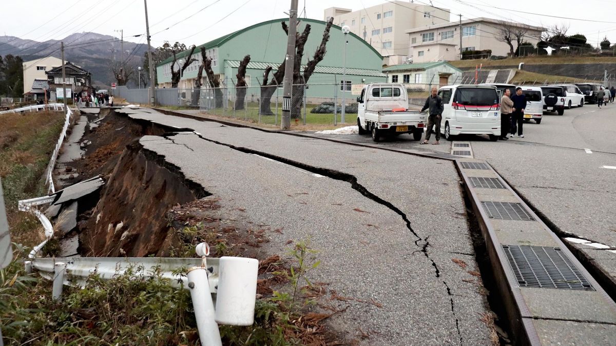地震後に避難する人々＝輪島市/Yusuke Fukuhara/The Yomiuri Shimbun