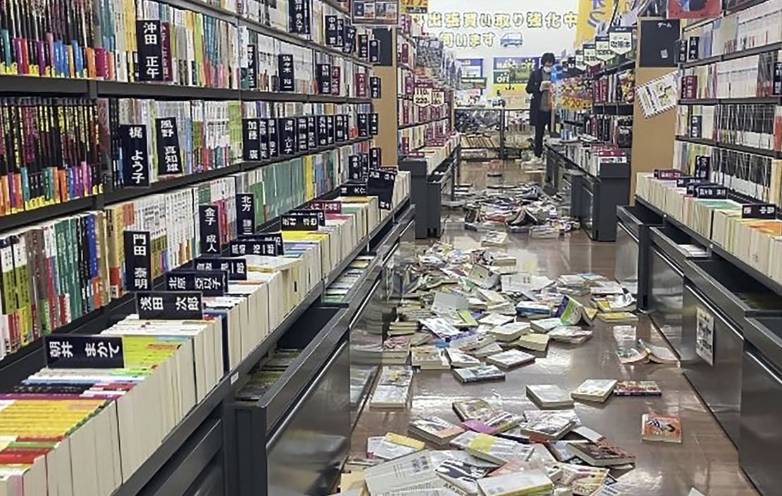 新潟の書店では書籍が散乱=1日/Kyodo News/AP