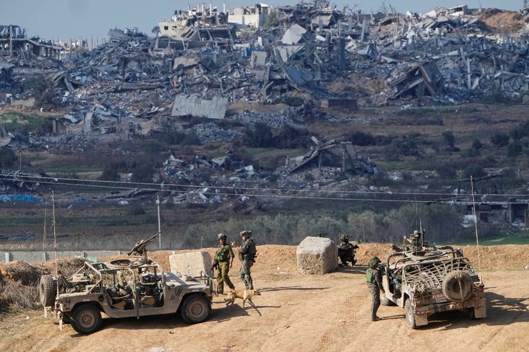 ガザとの境界付近で位置につくイスラエル軍の兵士＝１２月２９日/Ariel Schalit/AP