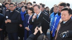 韓国野党の李在明代表、記者会見中に刃物で襲撃される