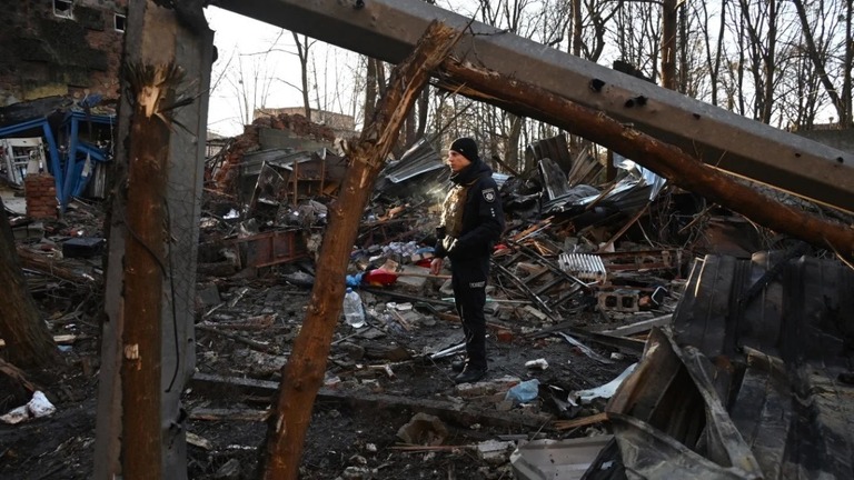 ロシアによるドローン攻撃で破壊されたウクライナ東部ハルキウ州の共同住宅/Sergey Bobok/AFP/Getty Images