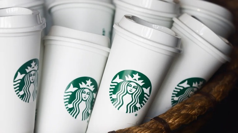 米スターバックスが、ほぼ全ての注文で顧客の自前のカップを利用できるようにすることがわかった/Beata Zawrzel/NurPhoto/Getty Images