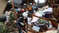 避難所でコートや帽子で寒さしのぎ睡眠、能登半島地震の死者７３人に