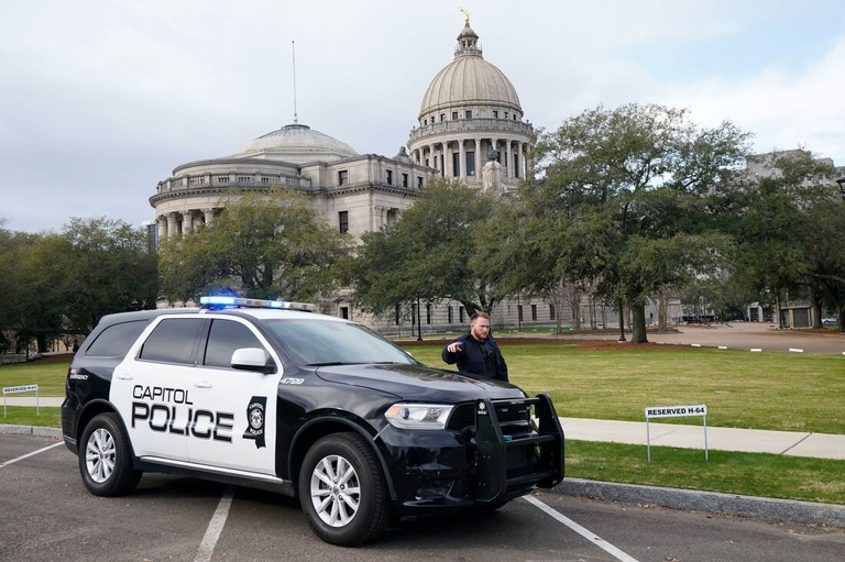 警察は通行人に対し、米ミシシッピ州議会議事堂に近寄らないよう警告した＝３日/Rogelio V. Solis/AP