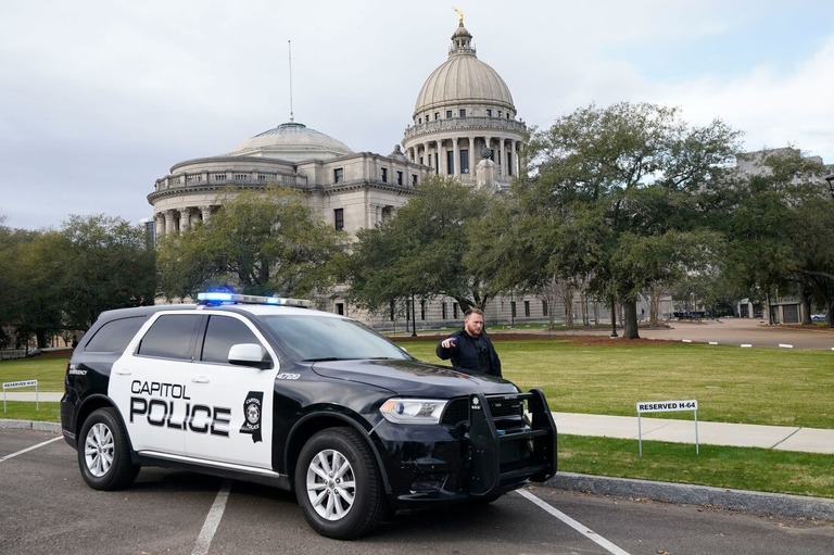 警察は通行人に対し、米ミシシッピ州議会議事堂に近寄らないよう警告した＝３日/Rogelio V. Solis/AP