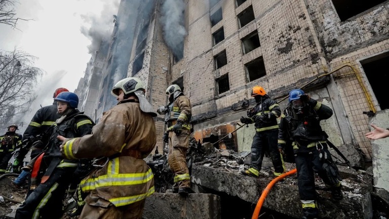 ロシア軍のミサイルによって損傷した建物で作業する救急隊＝２日、ウクライナ・キーウ/Sergey Dolzhenko/EPA-EFE/Shutterstock