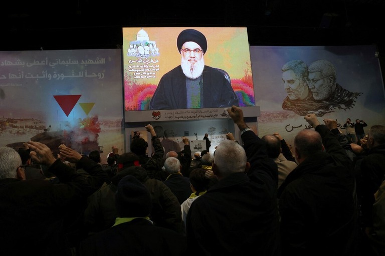 レバノンのヒズボラ指導者ナスララ師のテレビ演説を見る人々＝３日、レバノンベイルート南部郊外/Anwar Amro/AFP/Getty Images