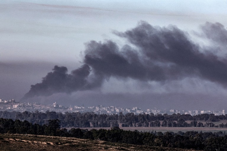 イスラエル南部のガザ地区との境界沿いから撮影。イスラエル軍による爆撃の中黒煙が上がる＝４日/Jack Guez/AFP/Getty Images