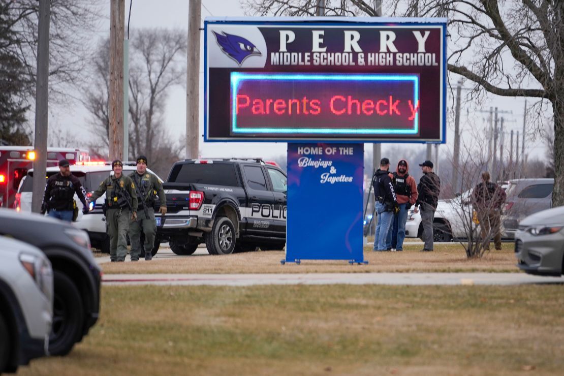 銃撃事件の現場となった高校周辺に展開する法執行当局/Andrew Harnik/AP