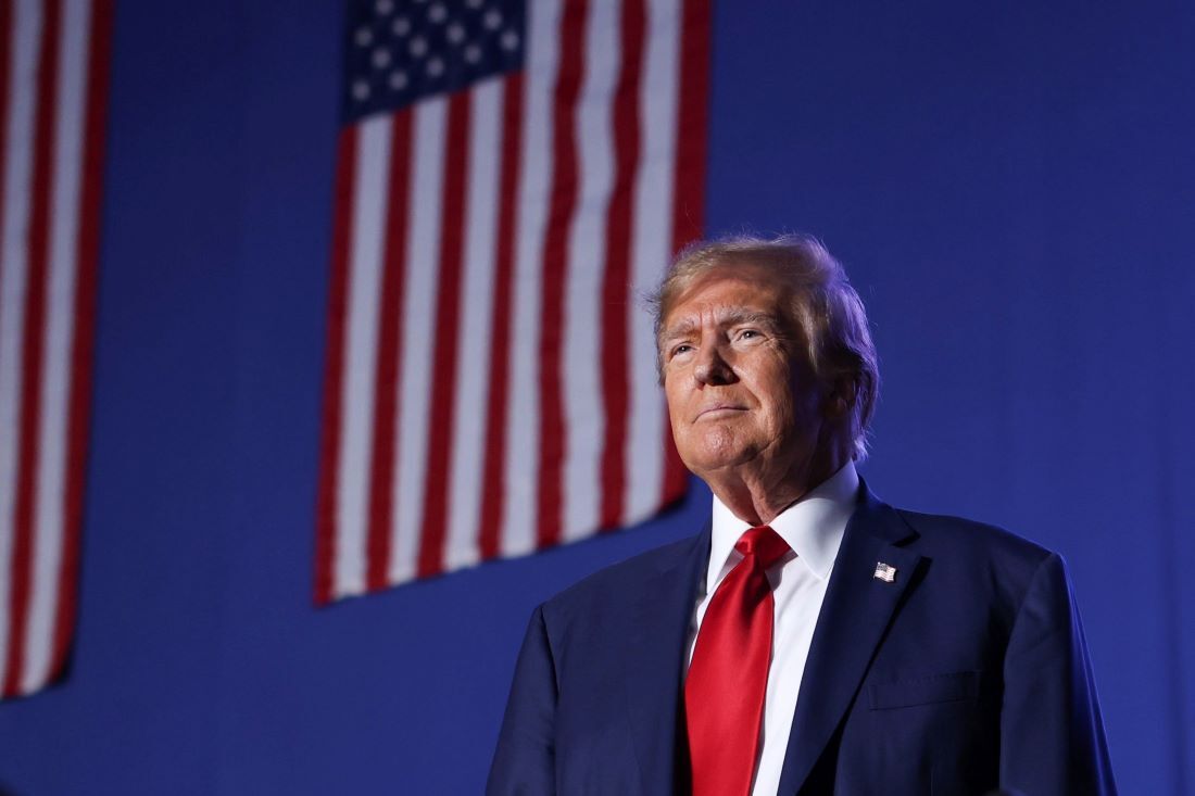 昨年12月16日、ニューハンプシャー州ダラムでの選挙集会で聴衆に挨拶するトランプ氏/Reba Saldanha/AP