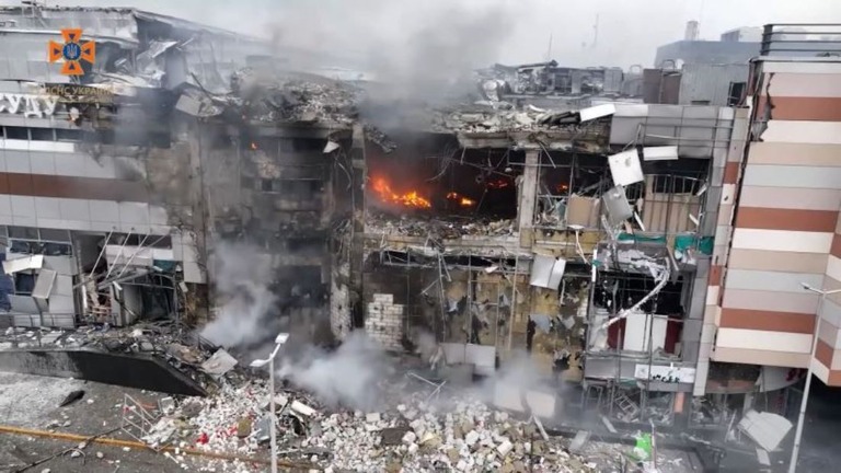 ウクライナ中部のドニプロで、ロシア軍の攻撃により破壊されたショッピングセンター/ Emergency Service of Ukraine in Dnipropetrovsk region/Handout via REUTERS/File Photo