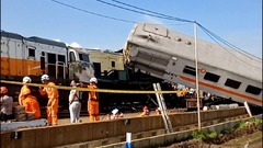 旅客列車同士が衝突の映像公開、４人死亡し多数負傷　インドネシア
