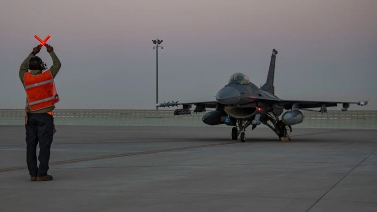 アルウデイド空軍基地で訓練を行う米空軍のＦ１６戦闘機/Capt. Mahalia Frost/US Air Force/AP