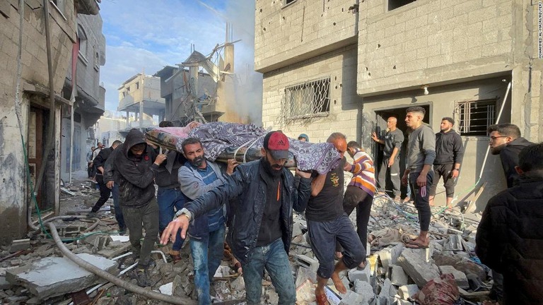 イスラエル軍による難民キャンプへの攻撃で死亡したパレスチナ人を運ぶ人々＝３日、パレスチナ自治区ガザ地区/Mohammed Al-Masri/Reuters