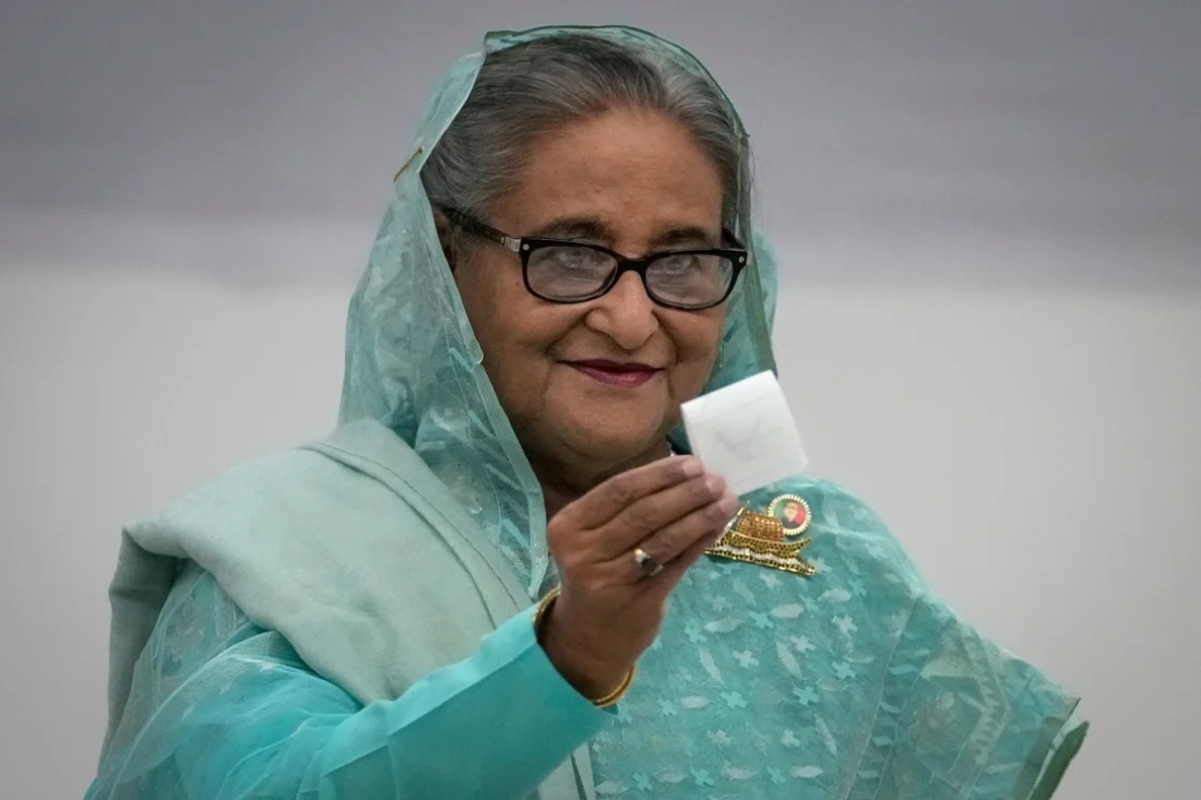 投票用紙を見せるハシナ首相=バングラデシュ首都ダッカ/Altaf Qadri/AP