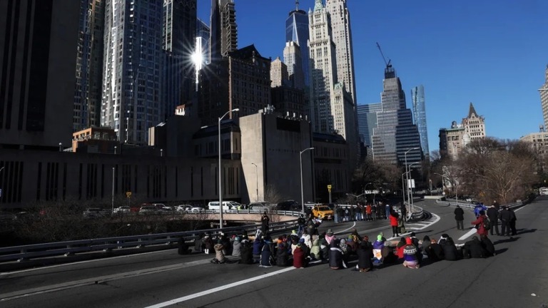ニューヨーク市のブルックリン橋につながる車道で座り込みを行う親パレスチナのデモ隊/Shannon Stapleton/Reuters