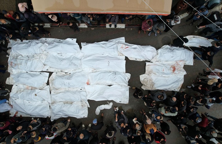 イスラエル軍の攻撃によって死亡したパレスチナ人の遺体＝２０２３年、１２月２５日、パレスチナ自治区ガザ地区のアクサ病院/Ahmad Salem/Bloomberg/Getty Images