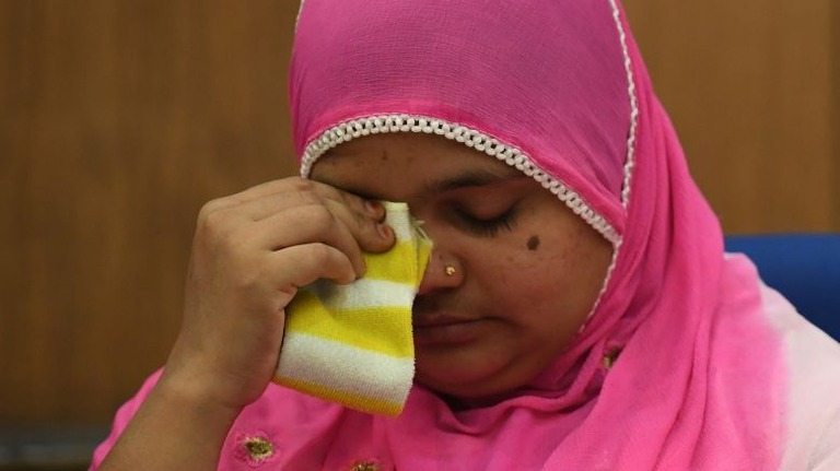 記者会見に出席した被害者のビルキス・バノさん＝２０１７年５月、ニューデリー/Prakash Singh/AFP/Getty Images