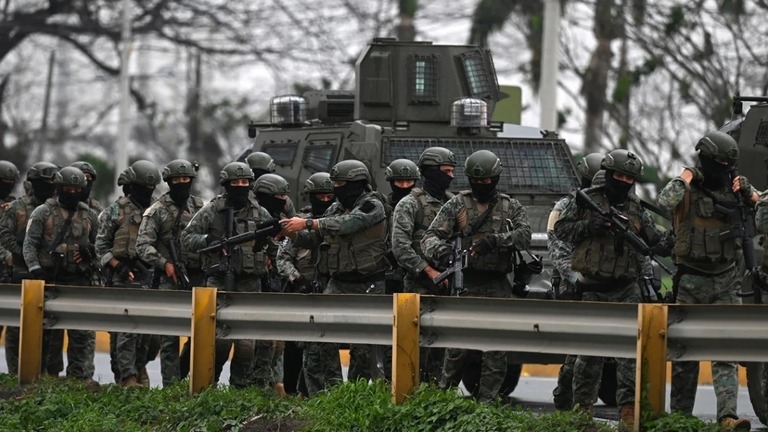 合同の治安維持作戦に参加した警察と軍隊＝７日、エクアドル・グアヤキル/Marcos Pin/AFP/Getty Images