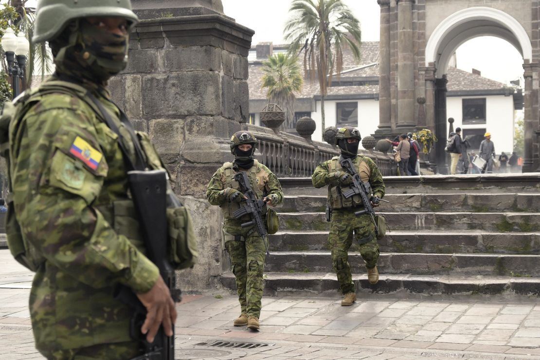 非常事態宣言の翌日に首都キト中心部に展開する兵士=9日/Rodrigo Buendia/AFP/Getty Images