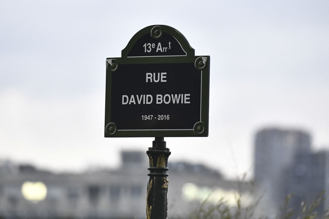 パリ南東部の通りに名付けられた「デビッド・ボウイ通り」の標識/Stephane de Sakutin/AFP/Getty Images