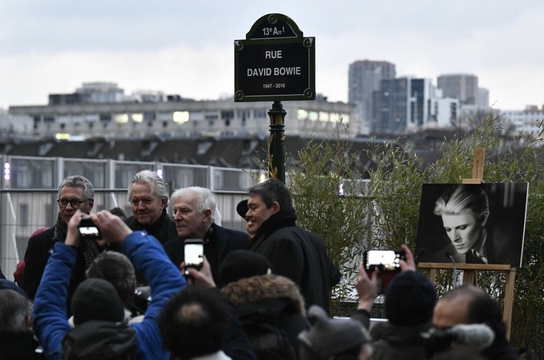 「デビッド・ボウイ通り」の開通式/Stephane de Sakutin/AFP/Getty Image