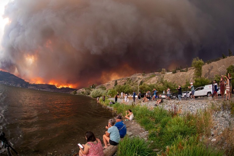 カナダで発生した山火事＝２０２３年８月１７日、カナダ・ブリティッシュコロンビア州/Darren Hull/AFP/Getty Images