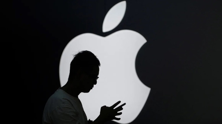 中国当局は、北京のＩＴ企業が、米アップルの端末同士でデータを直接共有できる機能「エアドロップ」の暗号を解読したと発表した/Aly Song/Reuters