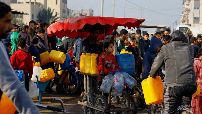 ガザ地区のラファで飲料水の供給を待つパレスチナ人たち/Ibraheem Abu Mustafa/Reuters