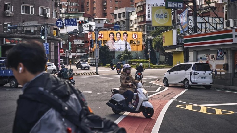 民進党支持を呼び掛ける選挙ポスター＝２３年１２月２７日、台北/An Rong Xu/Bloomberg/Getty Images