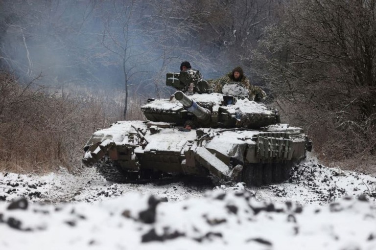 ウクライナ東部ドネツク州バフムート近郊を、戦車で移動するウクライナ兵/Anatolii STEPANOV / AFP