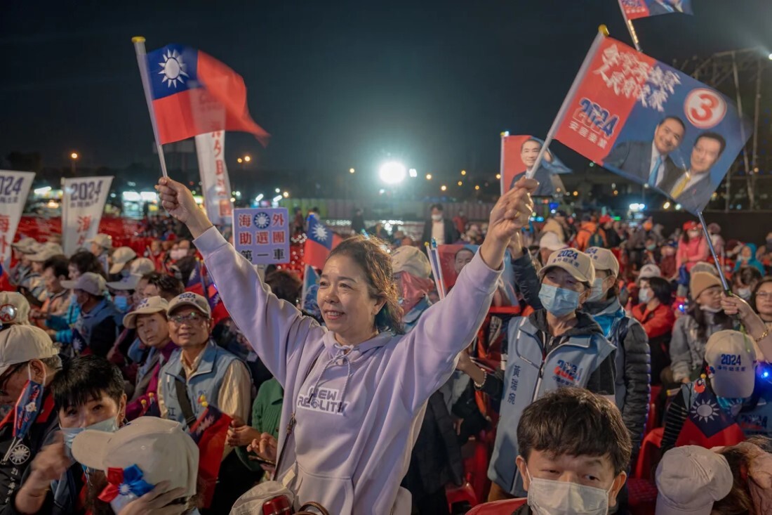 国民党候補、侯友宜氏の発言に耳を傾ける支持者=8日、台中/Man Hei Leung/Anadolu/Getty Images
