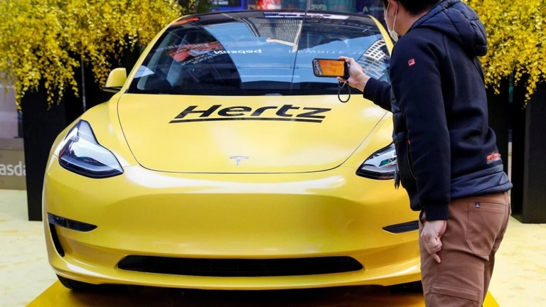 米ハーツが保有する電気自動車（ＥＶ）の３分の１に相当する約２万台を売却したことが分かった/Brendan McDermid/Reuters