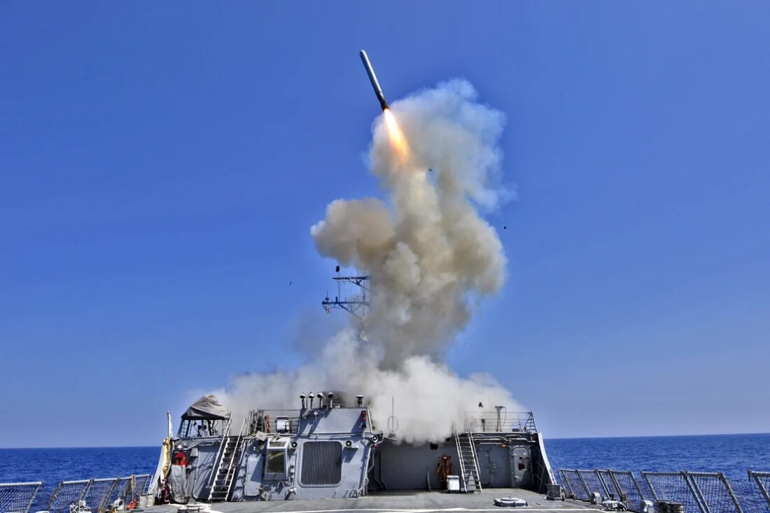 誘導ミサイル駆逐艦「バリー」が「オデッセイの夜明け」作戦でトマホークを発射する様子＝２０１１年３月２９日/U.S. Navy/Getty Images/File
