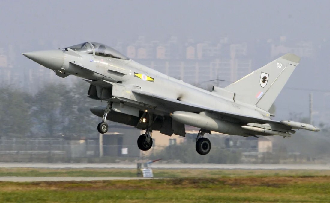 英王立空軍の戦闘機「タイフーン」。韓国の烏山空軍基地から離陸する様子＝１６年１１月８日/Kyodo/AP/File