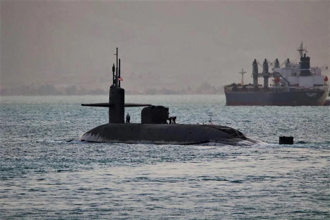 スエズ海峡を通過する誘導ミサイル潜水艦「フロリダ」/Elliot Schaudt/US Navy Central Command/Handout/Reuters/File
