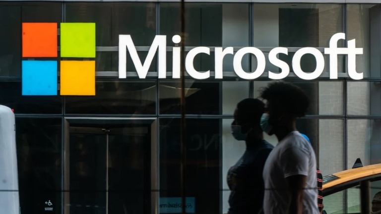 マイクロソフトがアップルを抜いて時価総額の世界首位となった/Jeenah Moon/Bloomberg/Getty Images