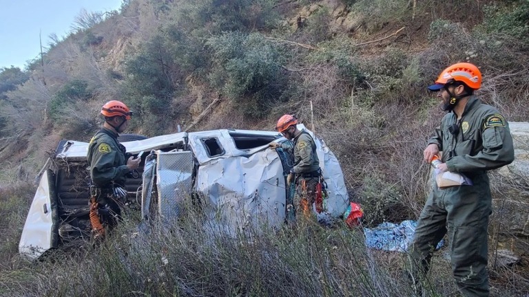 事故現場を調べる救急隊のメンバー/San Dimas Mountain Rescue Team
