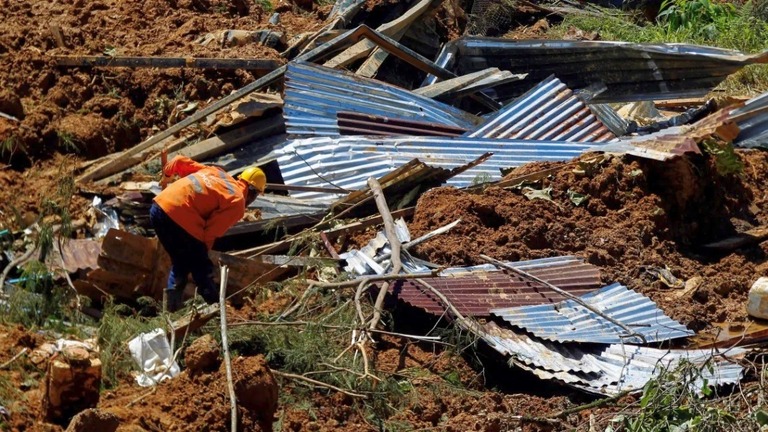 被災地で生存者を探す救助隊＝１３日、コロンビア/Fredy Builes/AFP/Getty Images