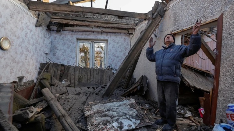 砲撃によって破壊された建物＝ウクライナ東部ドネツク州/Alexander Ermochenko/Reuters