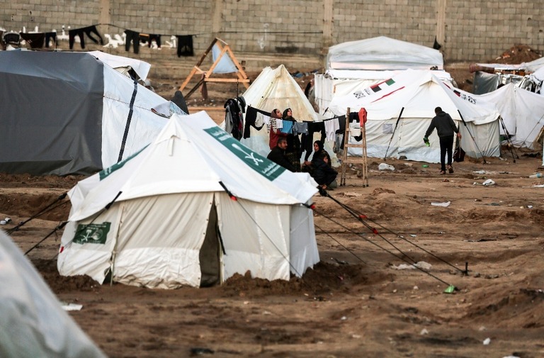 仮設の避難所に集まったパレスチナの人々＝１４日、パレスチナ自治区ガザ地区/Majdi Fathi/NurPhoto/AP